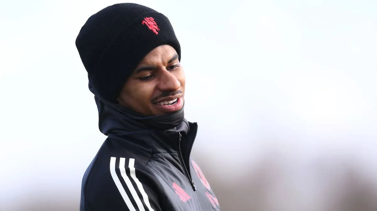 Jugador en entrenamiento con gorro y abrigo Jugador en entrenamiento con gorro y abrigo