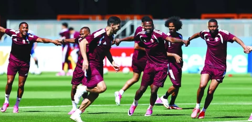 Jugadores de Qatar entrenando en el campo Jugadores de Qatar entrenando en el campo