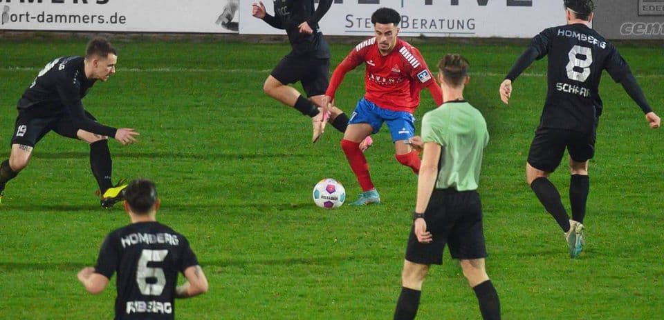 Jugadores de Homberg y Kleve en acción Jugadores de Homberg y Kleve en acción