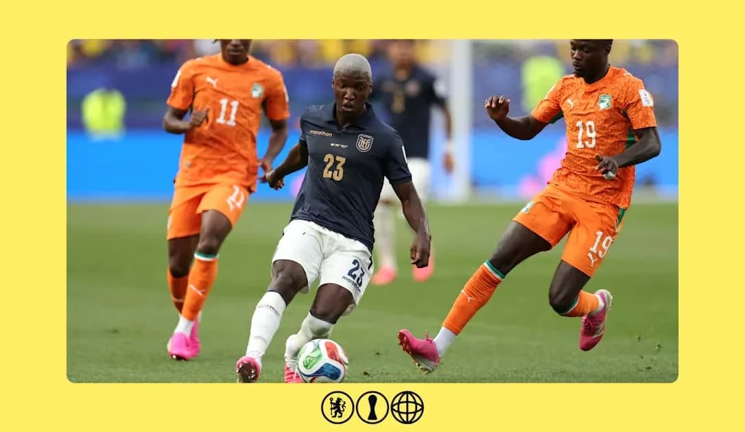Jugador ecuatoriano driblando entre dos rivales ivorianos Jugador ecuatoriano driblando entre dos rivales ivorianos
