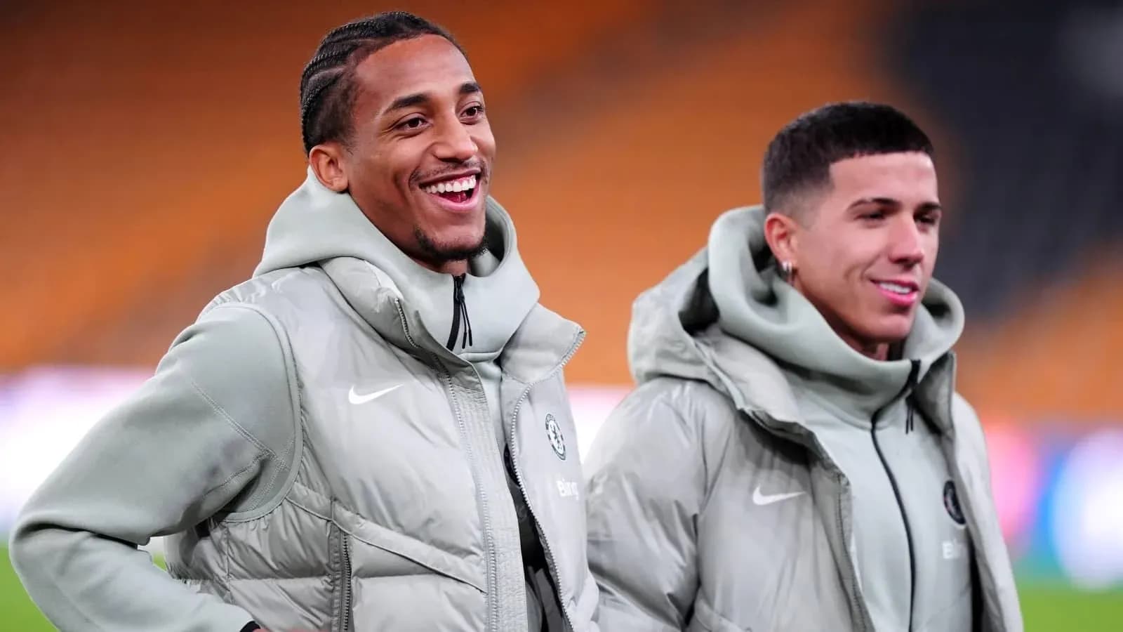 Jugadores sonrientes en el campo de entrenamiento Jugadores sonrientes en el campo de entrenamiento