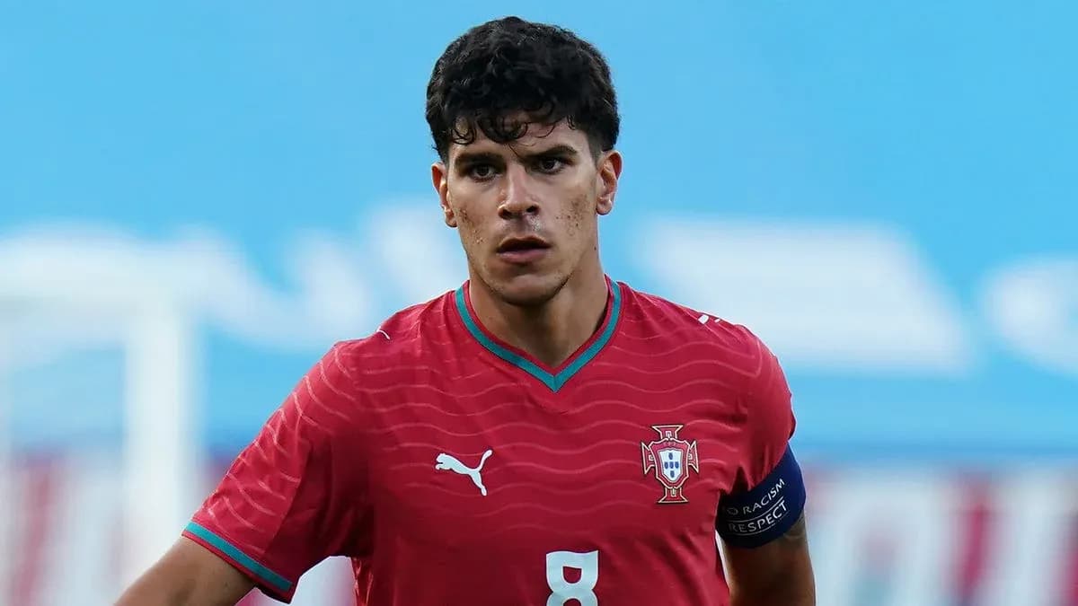 Jugador de Portugal con camiseta roja en el campo Jugador de Portugal con camiseta roja en el campo