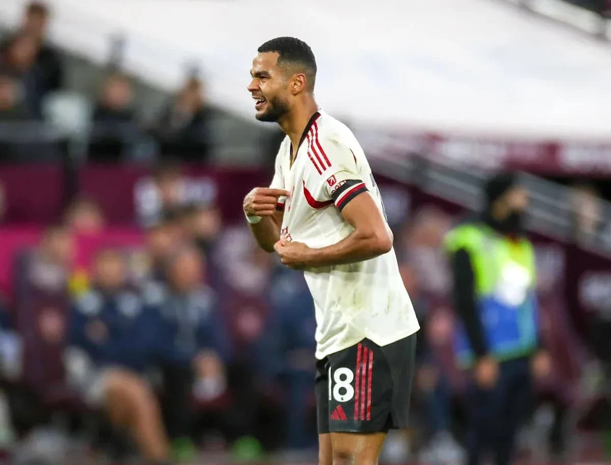 Jugador de fútbol con camiseta de Manchester United en acción Jugador de fútbol con camiseta de Manchester United en acción