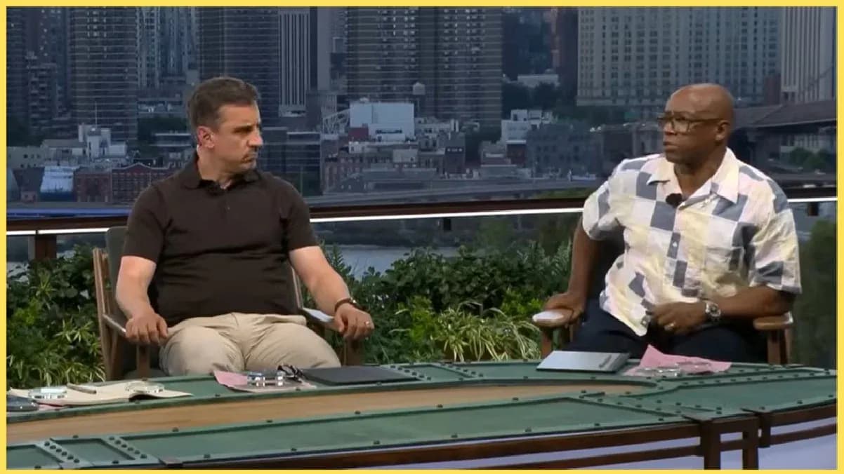 Dos comentaristas sentados en una mesa al aire libre Dos comentaristas sentados en una mesa al aire libre