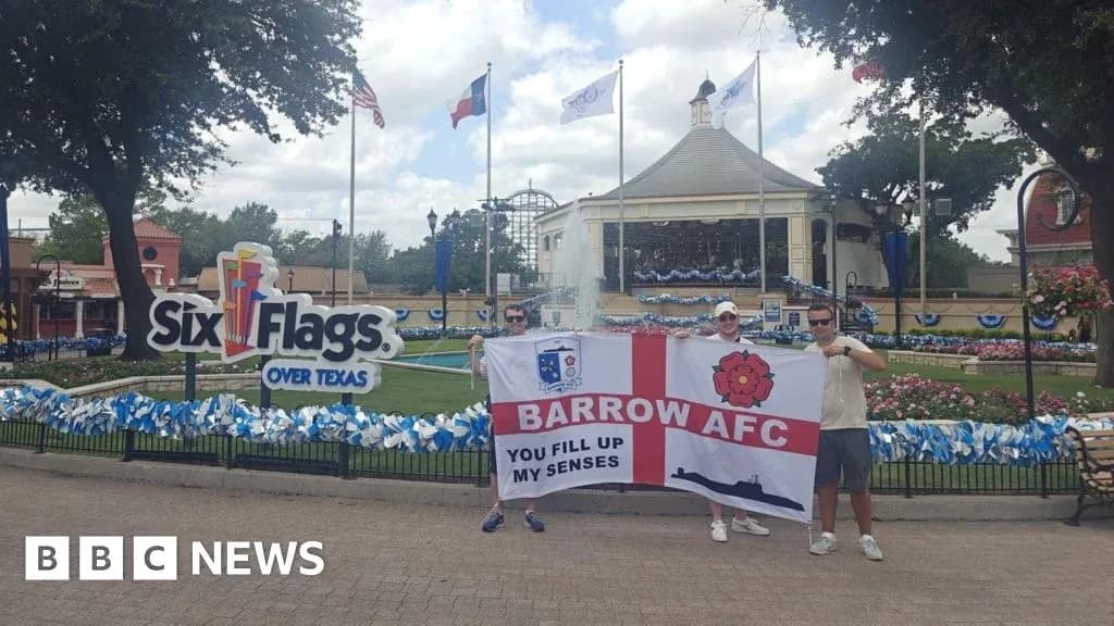 Dos aficionados sosteniendo una bandera en Six Flags Dos aficionados sosteniendo una bandera en Six Flags