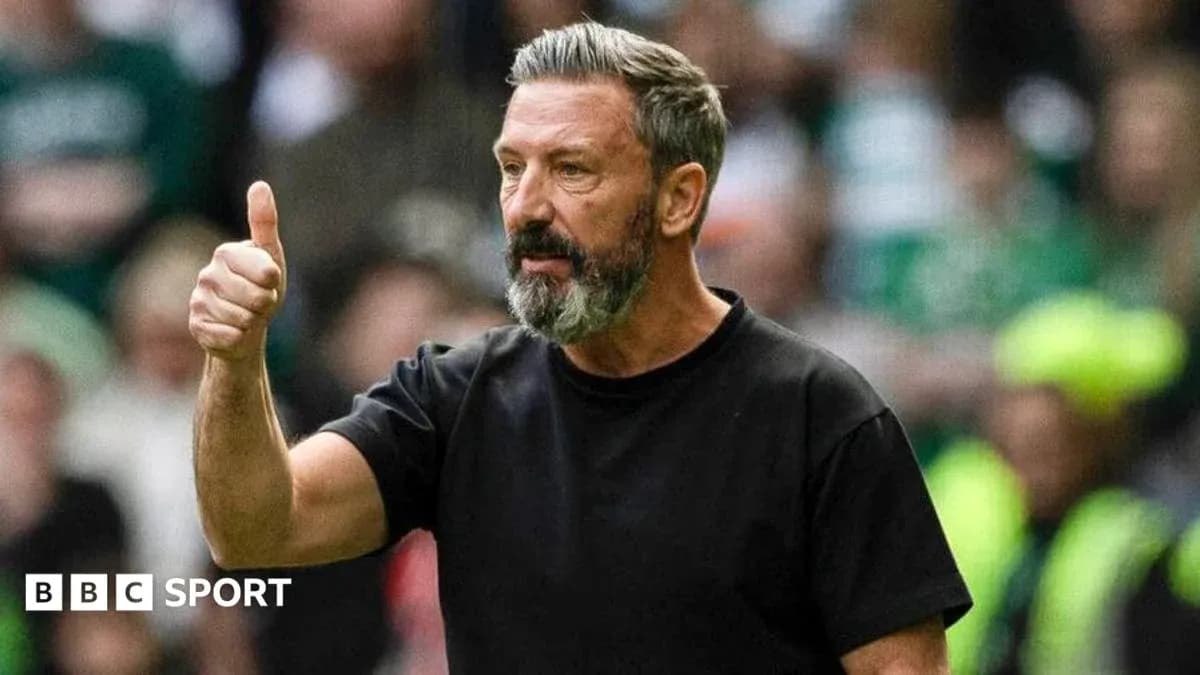 Entrenador dando un pulgar arriba durante el partido Entrenador dando un pulgar arriba durante el partido