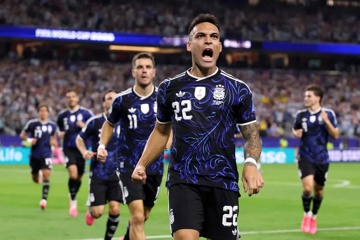 Lautaro Martínez celebrando un gol con sus compañeros Lautaro Martínez celebrando un gol con sus compañeros