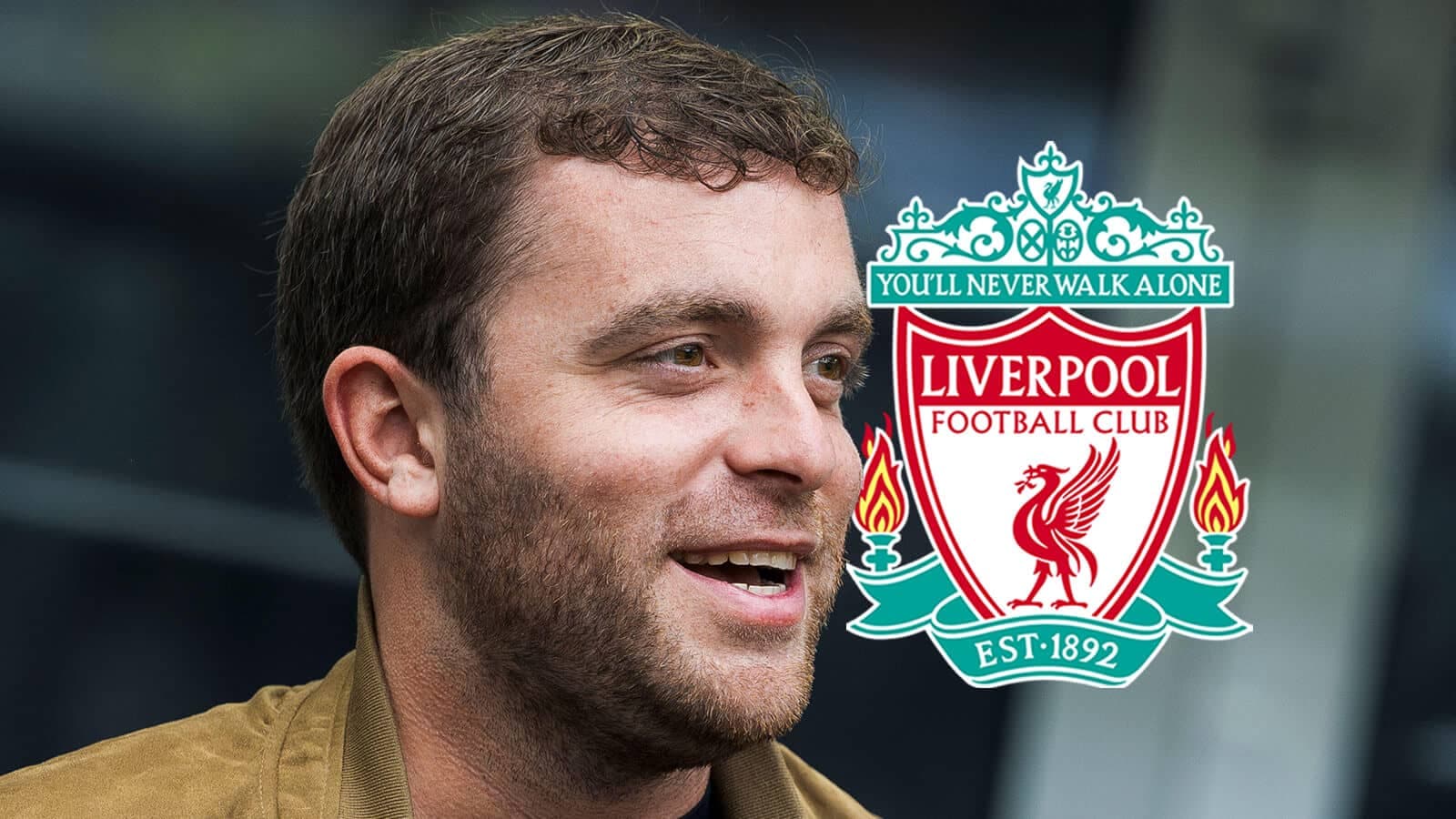 Hombre sonriendo junto al logo del Liverpool FC Hombre sonriendo junto al logo del Liverpool FC