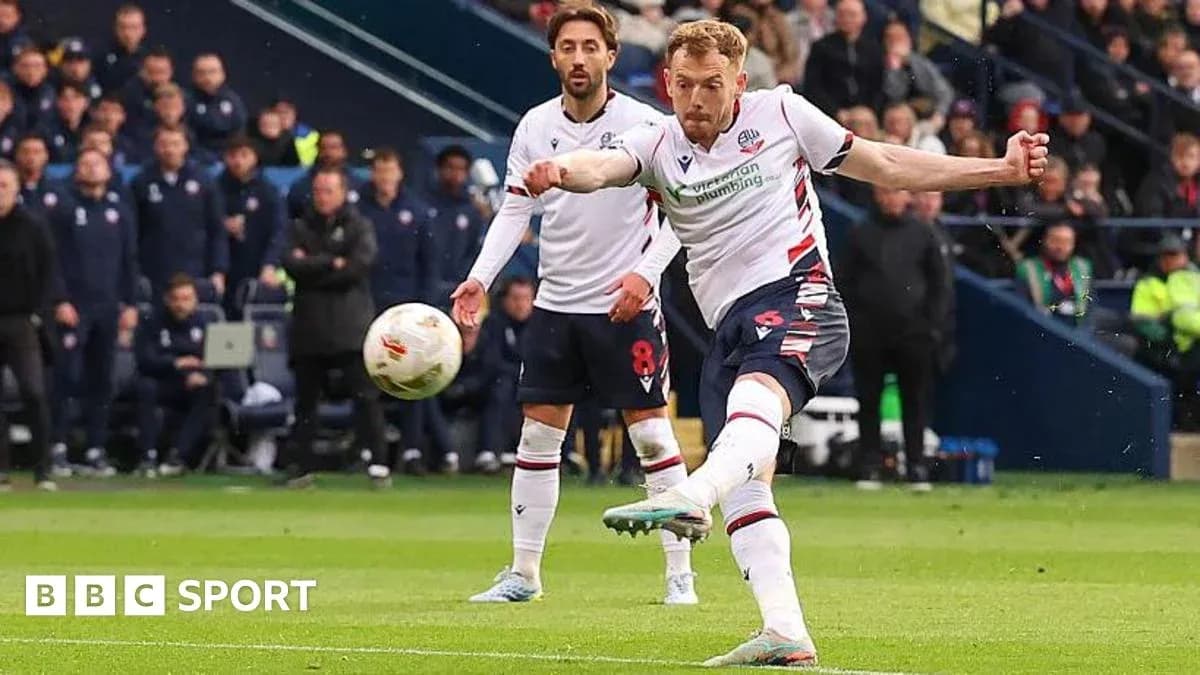 Jugador de Bolton ejecutando un tiro libre en partido Jugador de Bolton ejecutando un tiro libre en partido