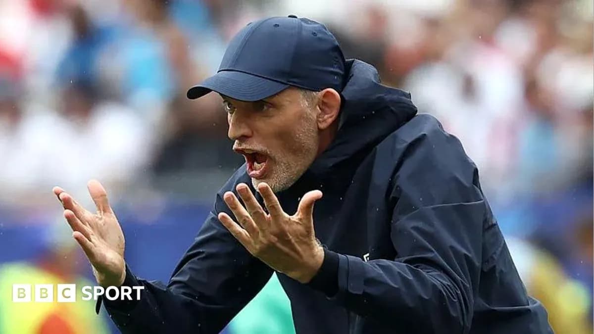 Entrenador gesticulando durante un partido de fútbol Entrenador gesticulando durante un partido de fútbol