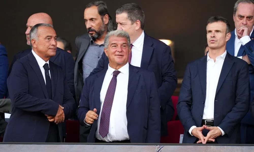 Directivos en un palco durante un partido Directivos en un palco durante un partido