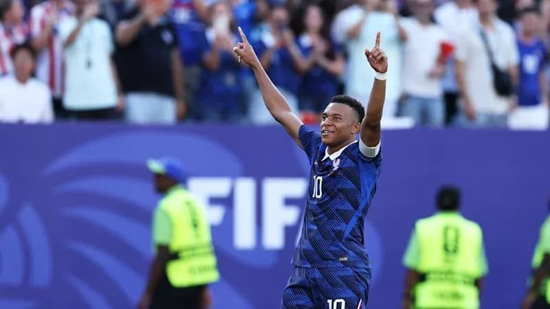 Jugador celebrando con el público tras el gol Jugador celebrando con el público tras el gol
