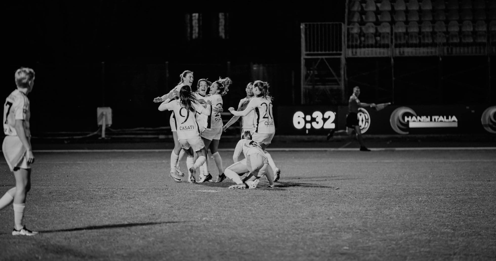 Jugadoras de Inter celebrando un gol Jugadoras de Inter celebrando un gol