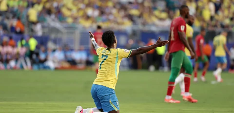 Jugador brasileño en acción durante el partido Jugador brasileño en acción durante el partido