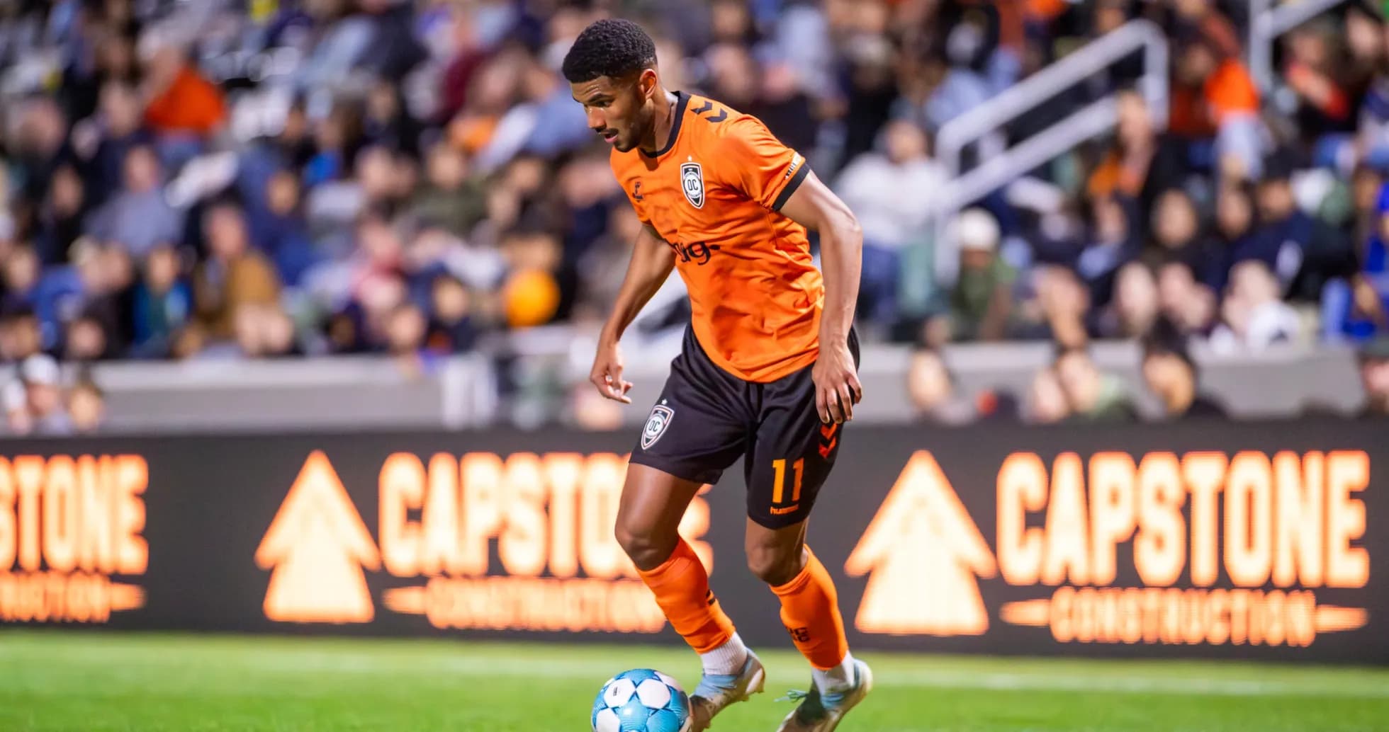 Jugador de Orange County SC con el balón Jugador de Orange County SC con el balón
