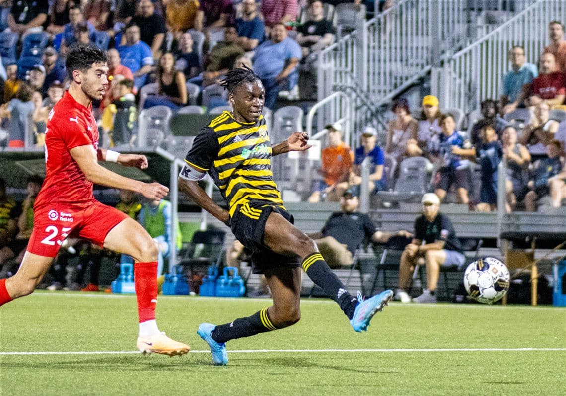 Jugador del Pittsburgh Riverhounds golpeando el balón Jugador del Pittsburgh Riverhounds golpeando el balón