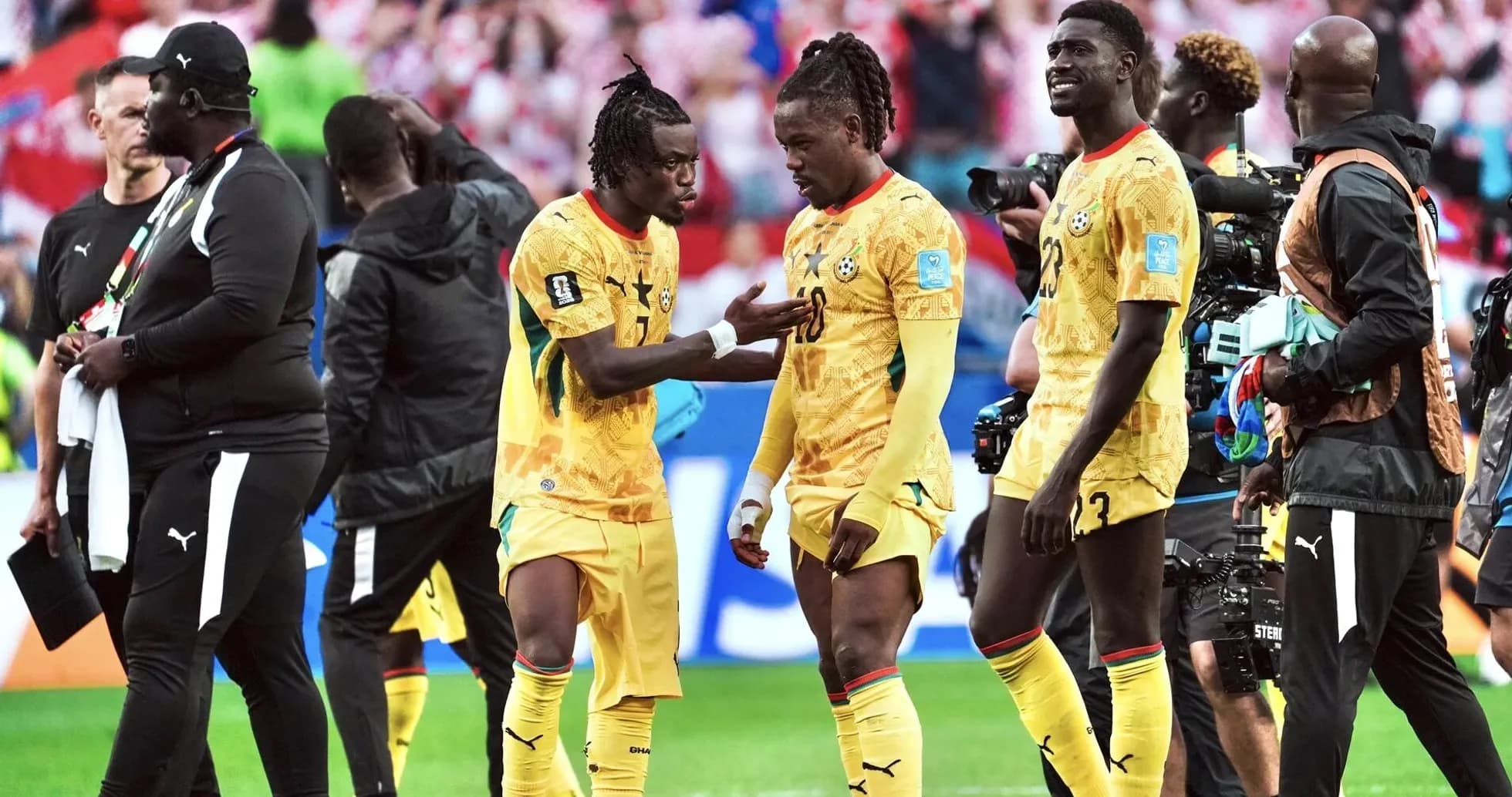 Jugadores de Ghana conversando en el partido Jugadores de Ghana conversando en el partido