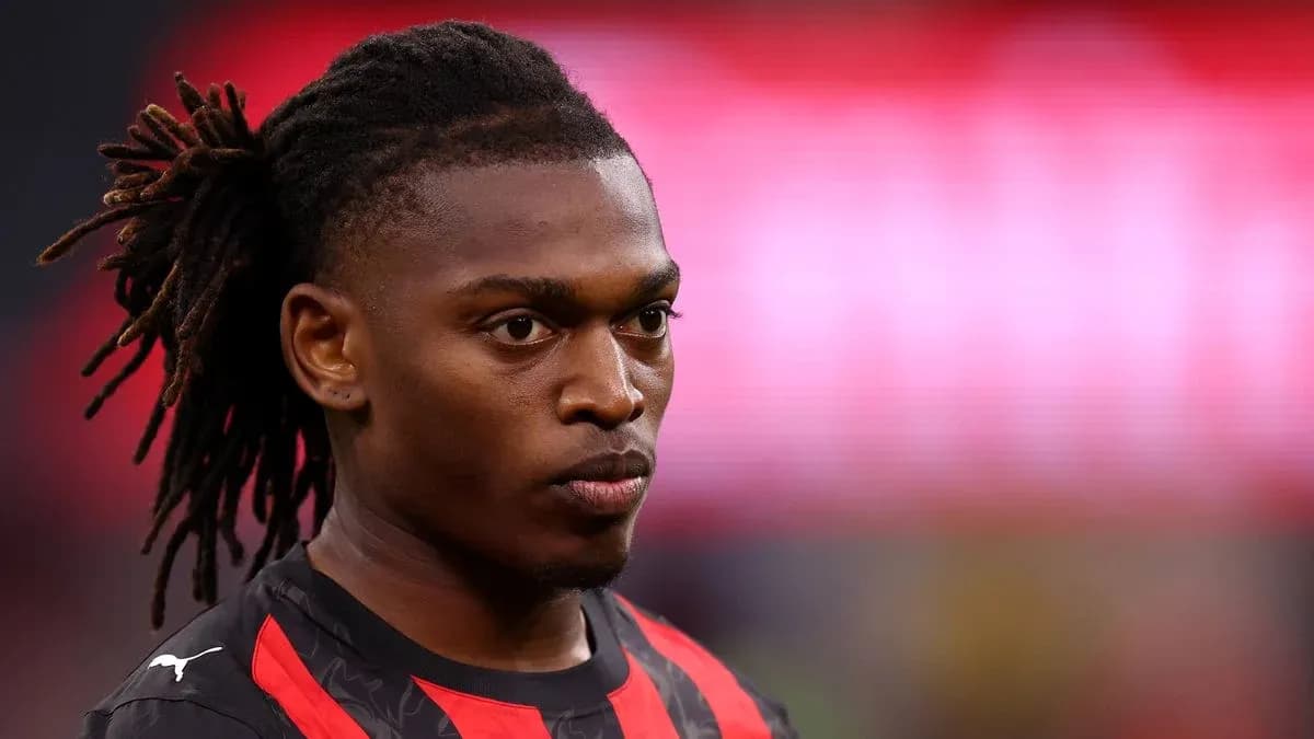 Jugador con trenzas en uniforme de fútbol Jugador con trenzas en uniforme de fútbol