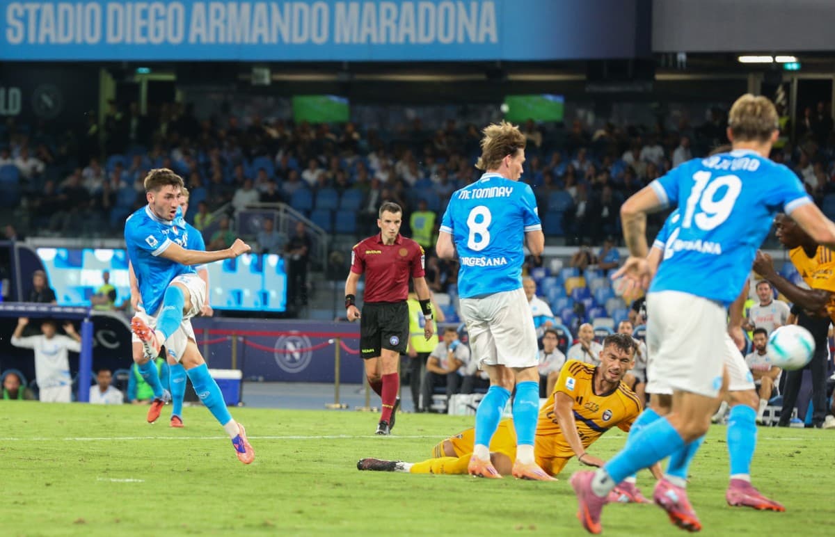 Jugador de Napoli en acción durante el partido Jugador de Napoli en acción durante el partido