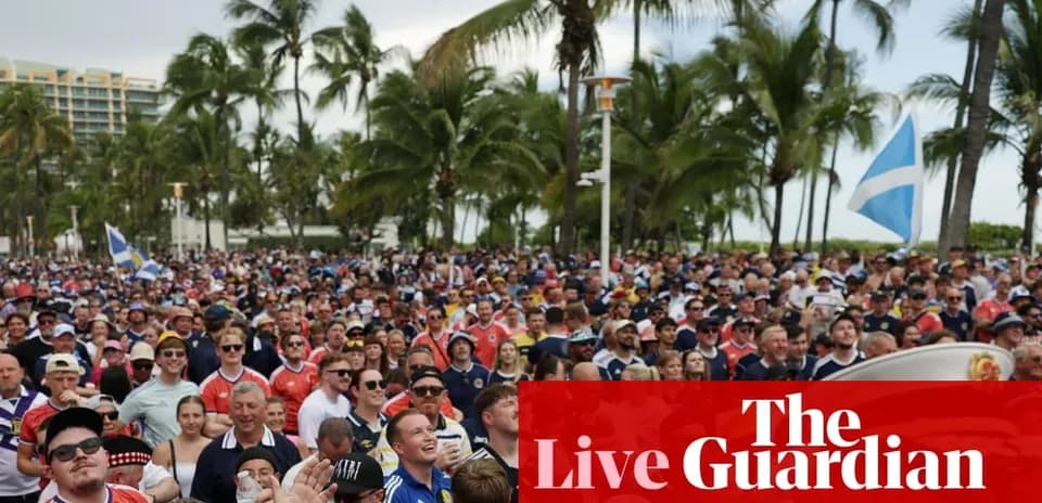 Multitud de aficionados en evento al aire libre Multitud de aficionados en evento al aire libre
