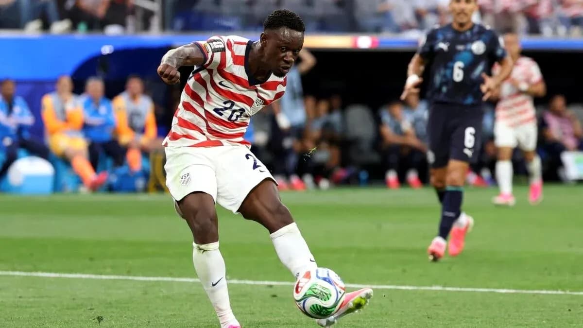 Jugador de Estados Unidos pasando el balón durante partido Jugador de Estados Unidos pasando el balón durante partido
