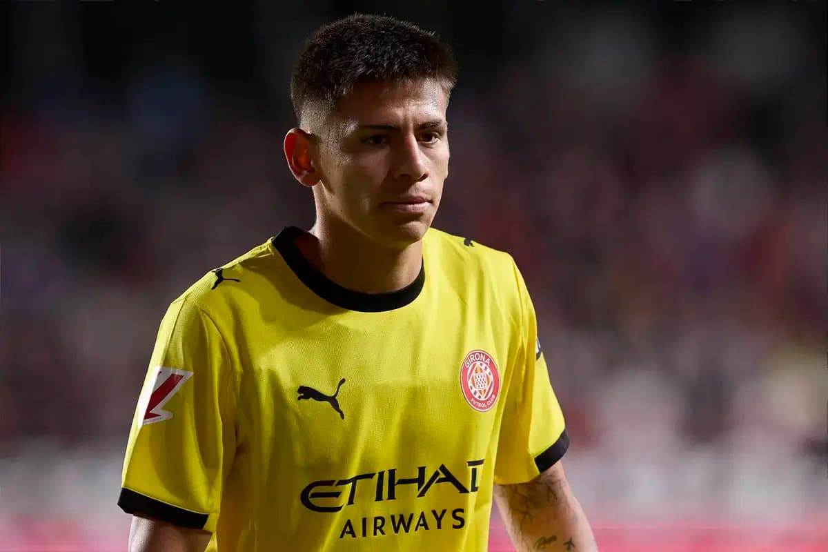 Jugador de Girona CF en uniforme amarillo en el campo Jugador de Girona CF en uniforme amarillo en el campo