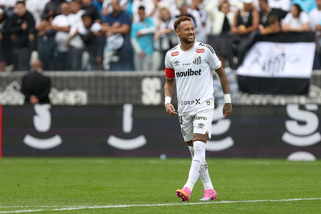 Jugador de Santos sonriendo en el campo de juego Jugador de Santos sonriendo en el campo de juego