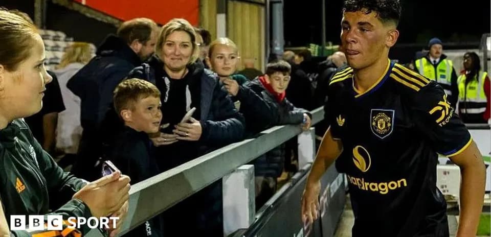 Jugador saliendo del campo tras el partido Jugador saliendo del campo tras el partido