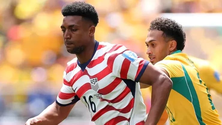 Jugador de Estados Unidos corriendo durante el partido Jugador de Estados Unidos corriendo durante el partido