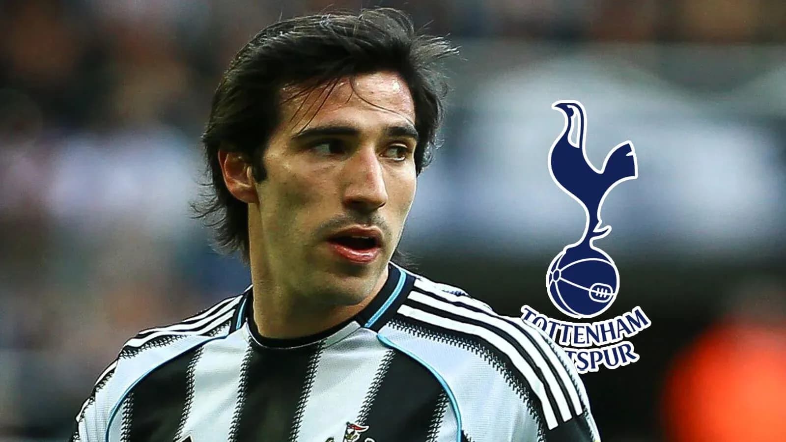 Jugador en uniforme de Newcastle con logo de Tottenham Jugador en uniforme de Newcastle con logo de Tottenham