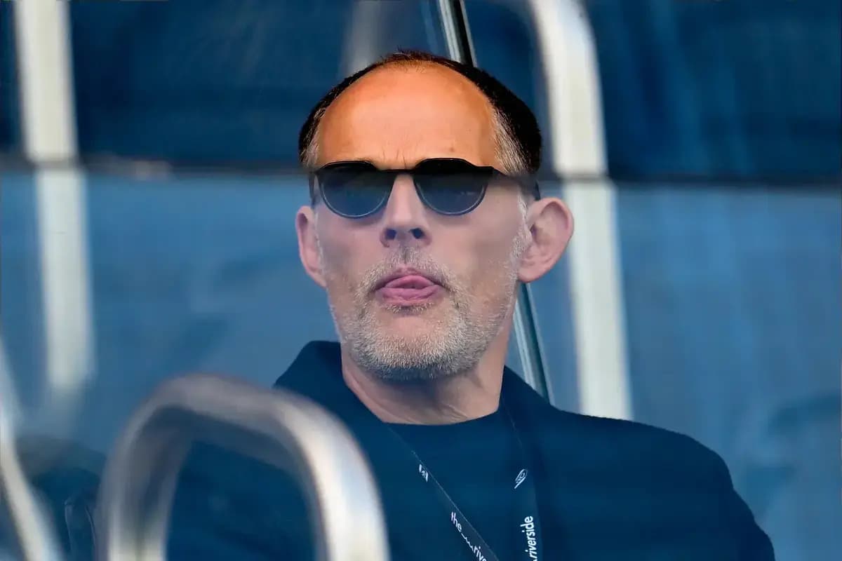 Hombre con gafas de sol en una tribuna Hombre con gafas de sol en una tribuna