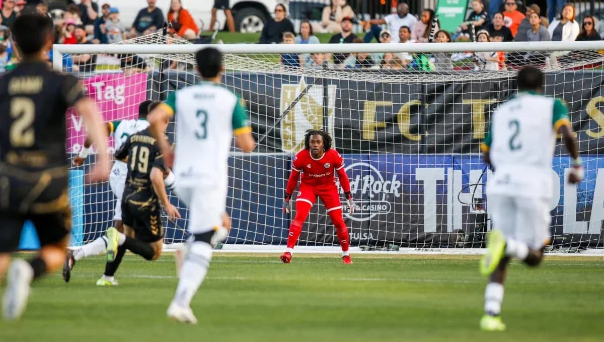 Portero listo para un tiro penal Portero listo para un tiro penal