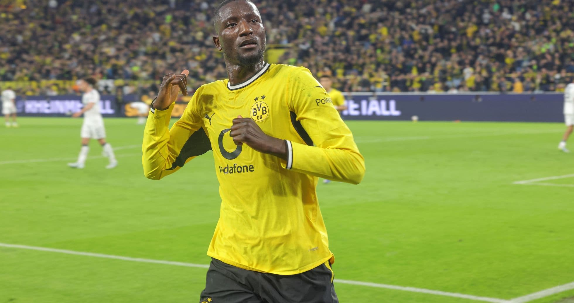 Jugador de Borussia Dortmund celebrando un gol Jugador de Borussia Dortmund celebrando un gol