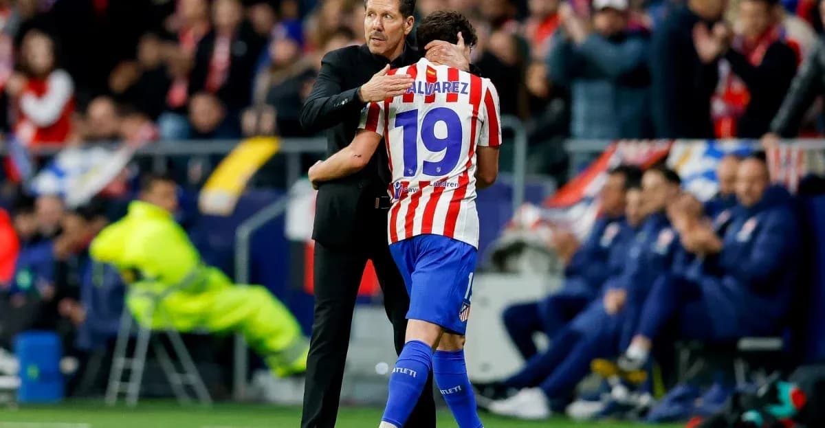 Entrenador abrazando a jugador en el banquillo Entrenador abrazando a jugador en el banquillo