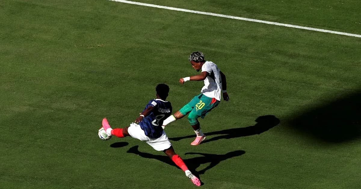 Jugador esquivando a oponente durante un partido Jugador esquivando a oponente durante un partido