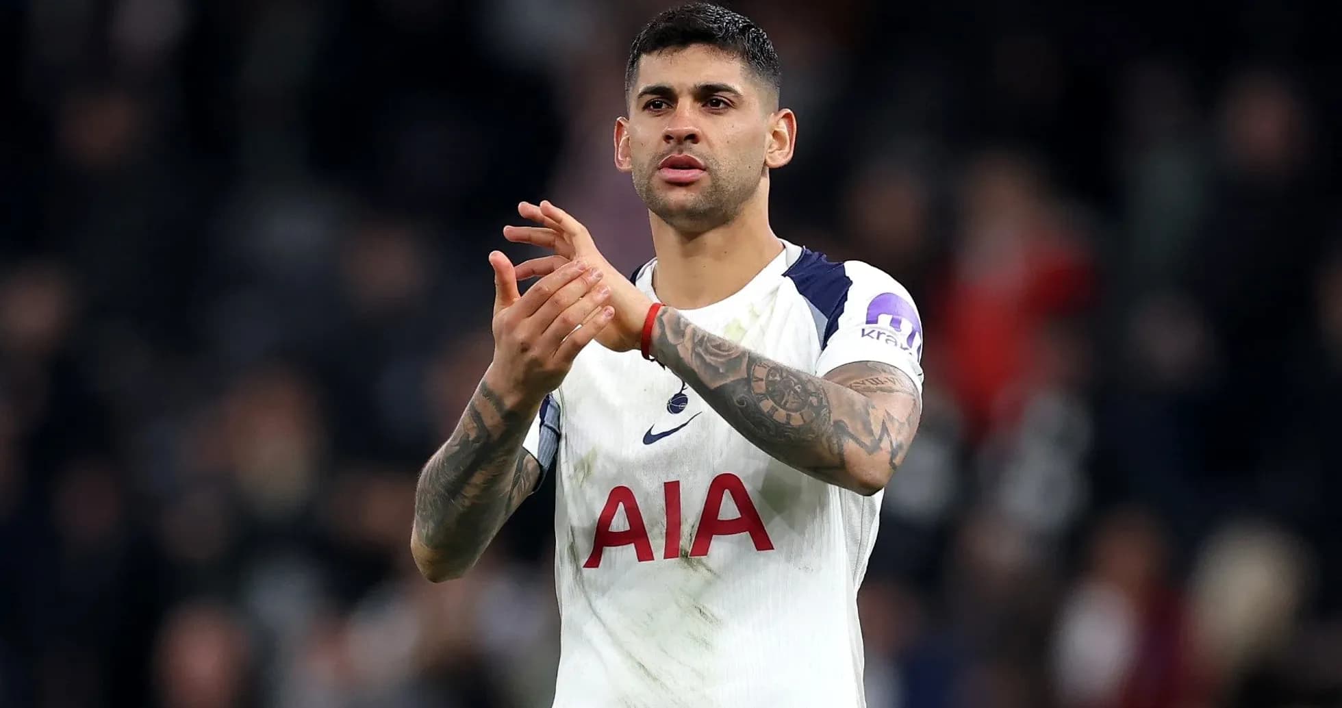 Jugador aplaudiendo al público tras el partido Jugador aplaudiendo al público tras el partido