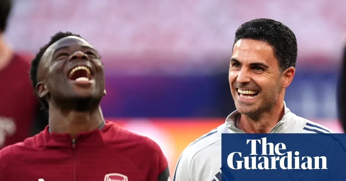 Jugador y entrenador sonriendo durante entrenamiento Jugador y entrenador sonriendo durante entrenamiento