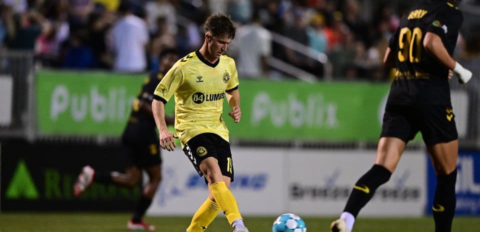 Jugador del Charleston Battery en acción Jugador del Charleston Battery en acción