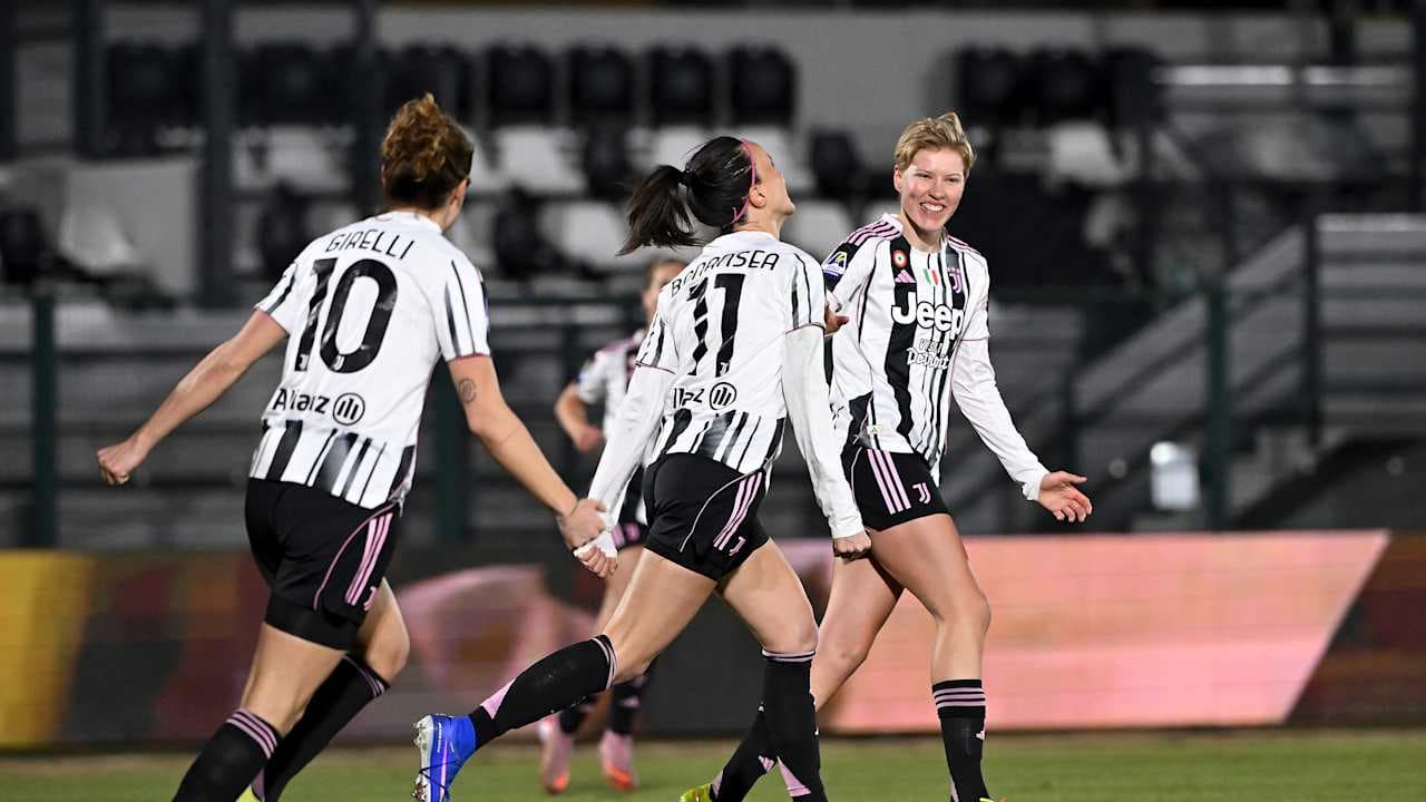 Jugadoras de Juventus celebrando un gol Jugadoras de Juventus celebrando un gol
