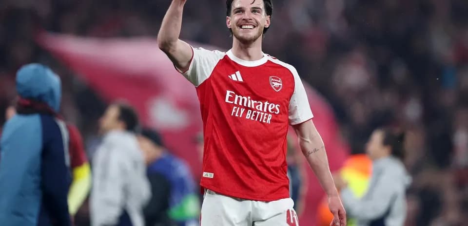 Jugador de Arsenal celebrando con el puño en alto Jugador de Arsenal celebrando con el puño en alto