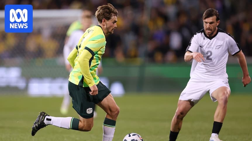 Jugador australiano driblando ante defensor neozelandés Jugador australiano driblando ante defensor neozelandés