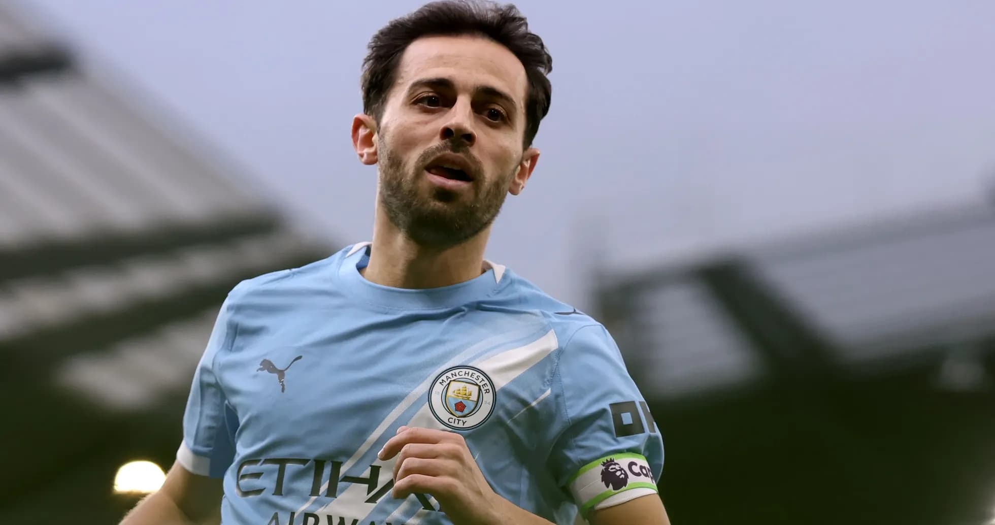 Jugador de Manchester City corriendo durante un partido Jugador de Manchester City corriendo durante un partido