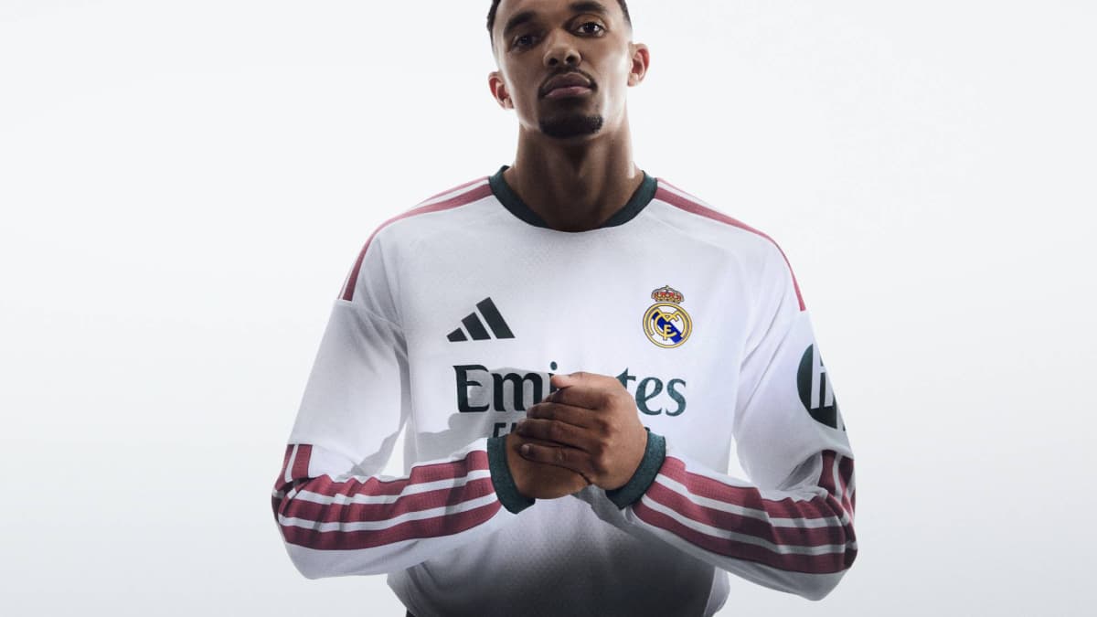 Jugador de Real Madrid con camiseta blanca posando Jugador de Real Madrid con camiseta blanca posando