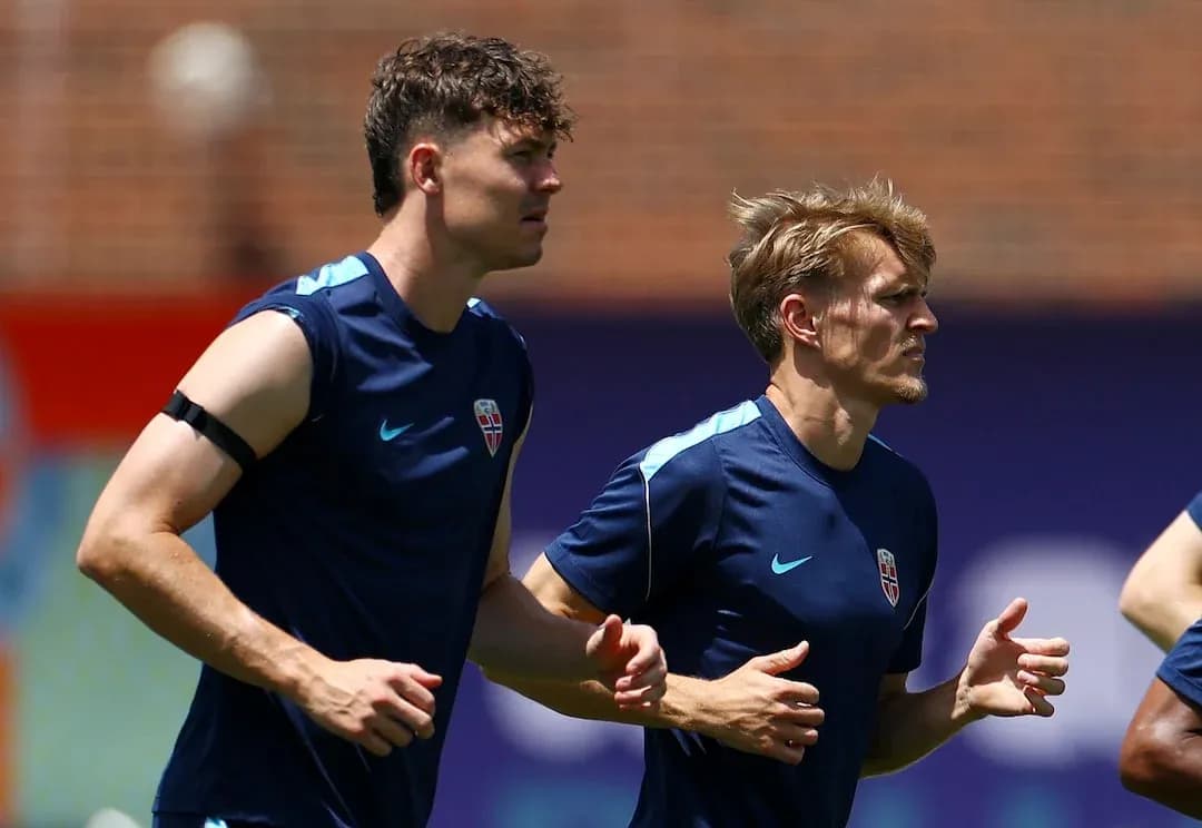 Dos jugadores noruegos entrenando antes del partido Dos jugadores noruegos entrenando antes del partido