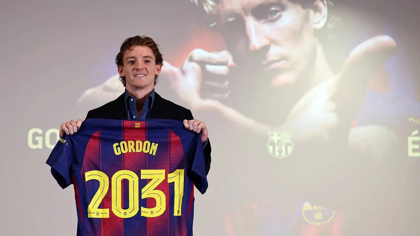 Jugador presenta camiseta del FC Barcelona con nombre Gordon Jugador presenta camiseta del FC Barcelona con nombre Gordon