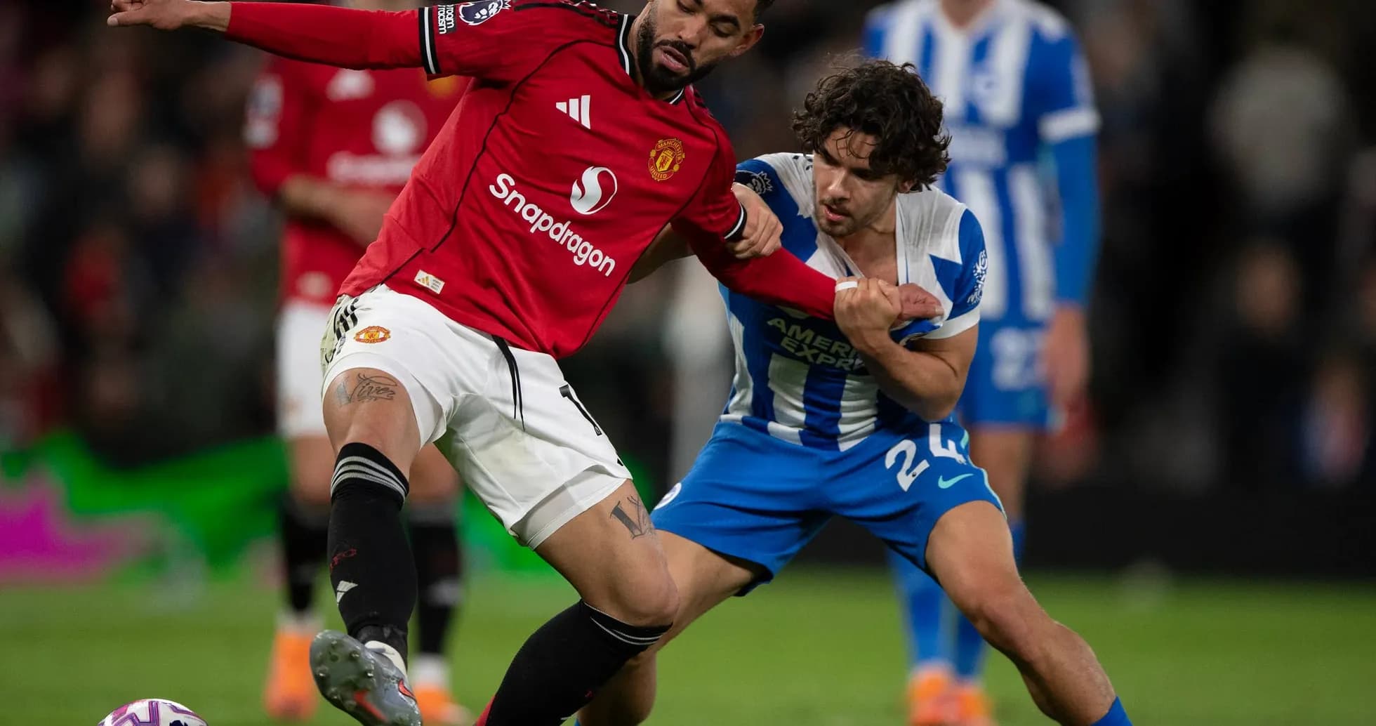 Jugador de Brighton y Manchester United en acción Jugador de Brighton y Manchester United en acción