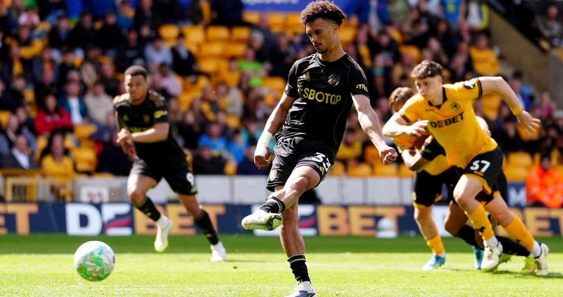 Jugador de Wolves ejecutando un penalti Jugador de Wolves ejecutando un penalti
