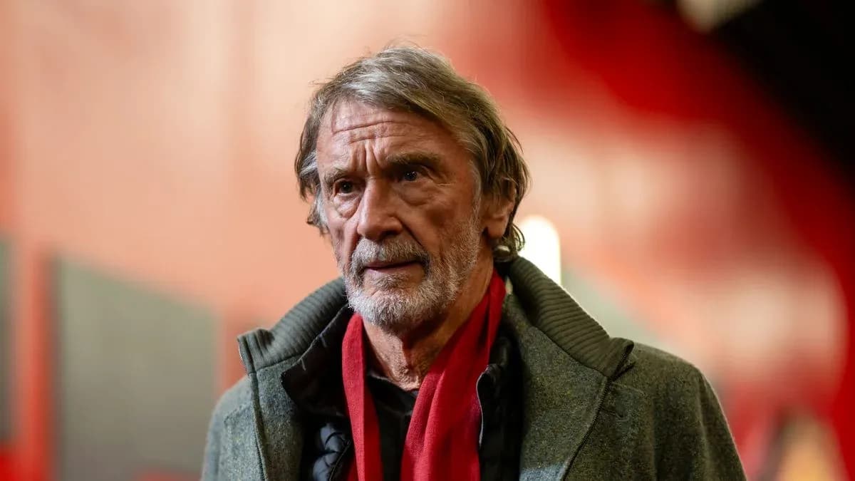 Hombre mayor con abrigo y bufanda roja Hombre mayor con abrigo y bufanda roja