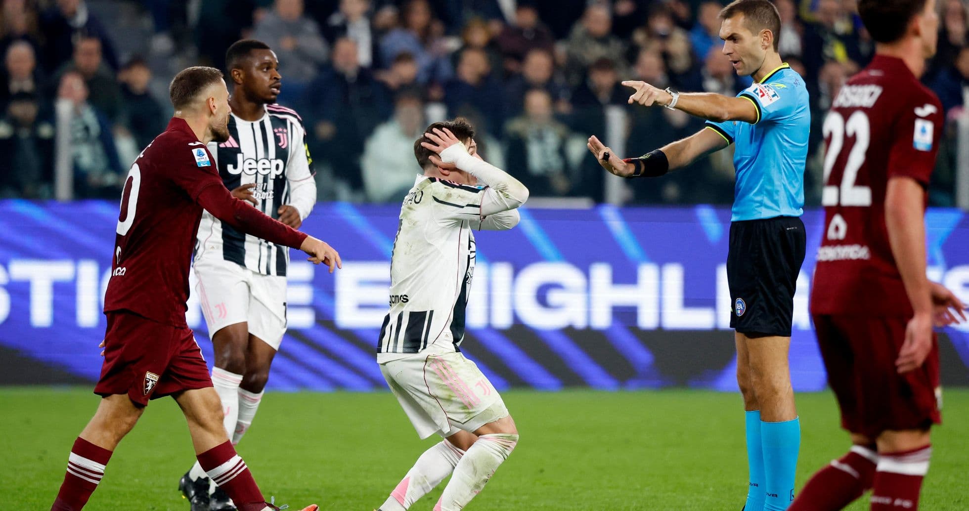Jugadores de Torino y Juventus discutiendo con el árbitro Jugadores de Torino y Juventus discutiendo con el árbitro
