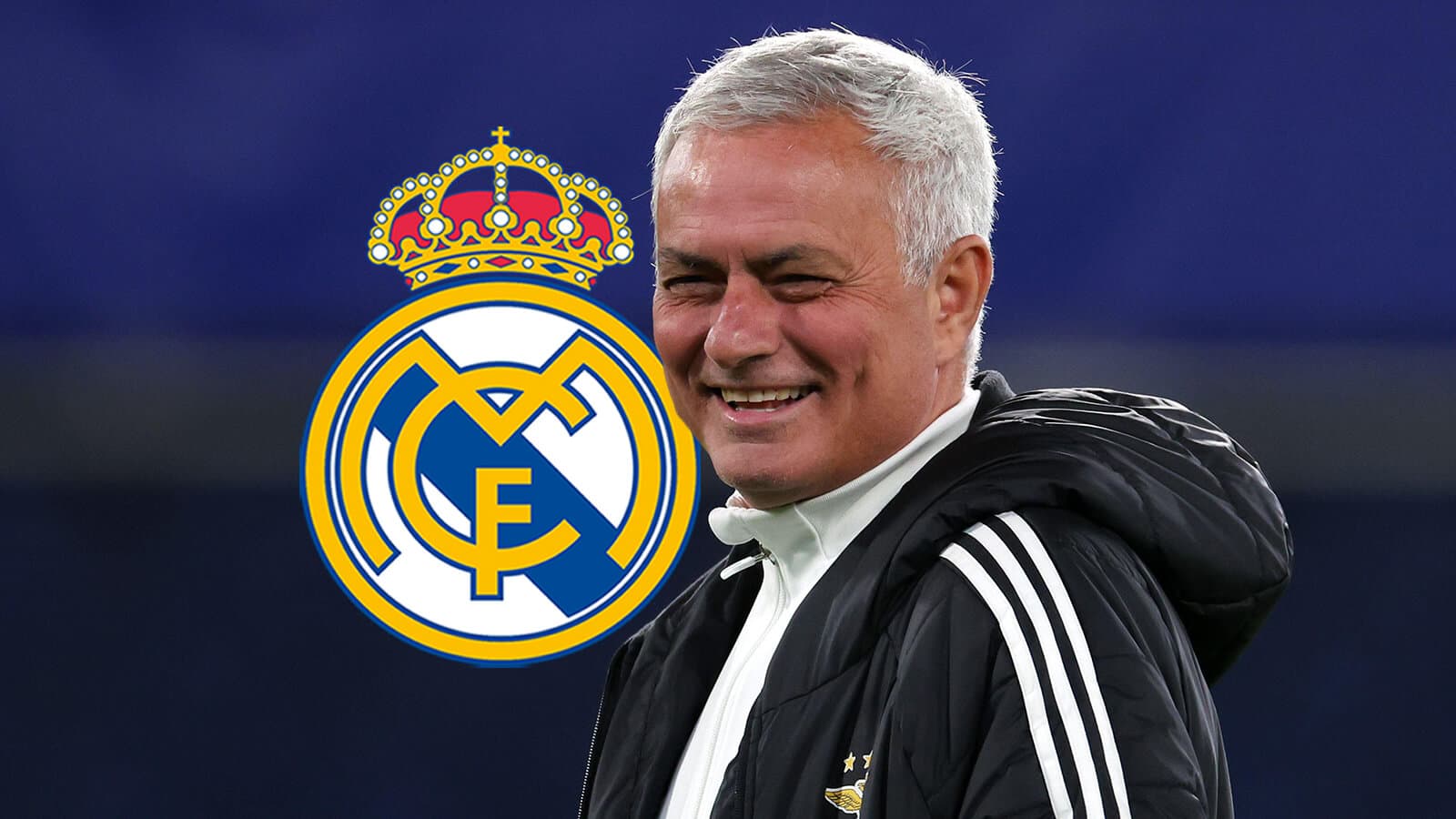 Entrenador sonriendo con el escudo del Real Madrid Entrenador sonriendo con el escudo del Real Madrid